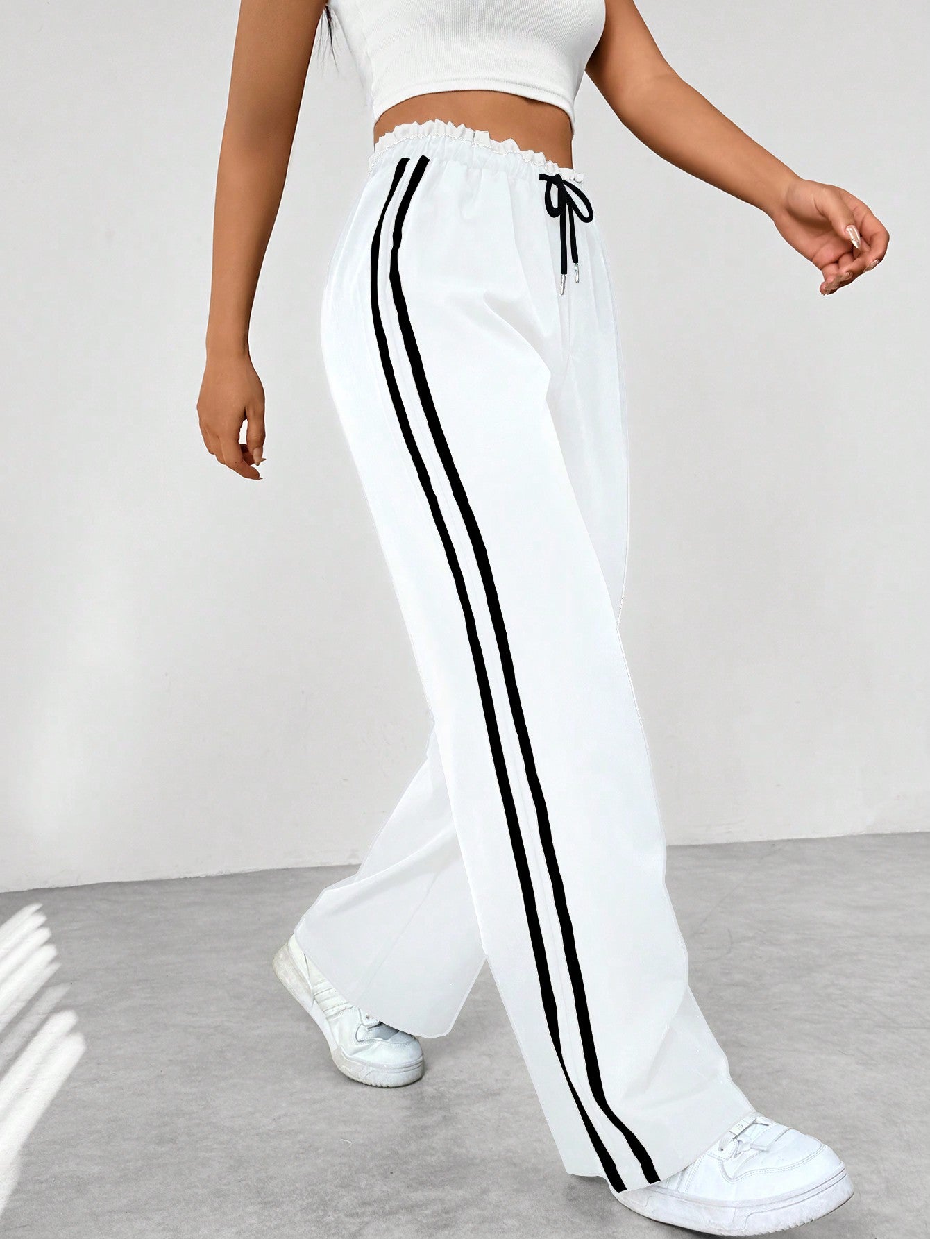 Pantalon large femme, coupe fluide, style sportif chic. - 5