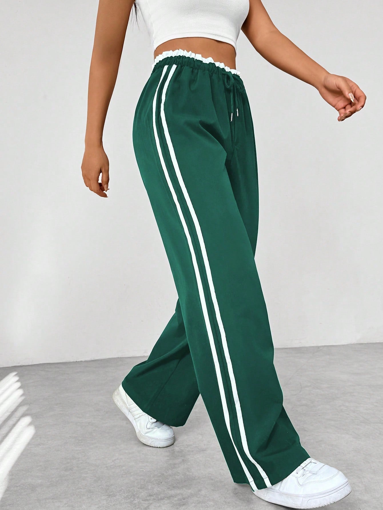 Pantalon large femme, coupe fluide, style sportif chic. - 7