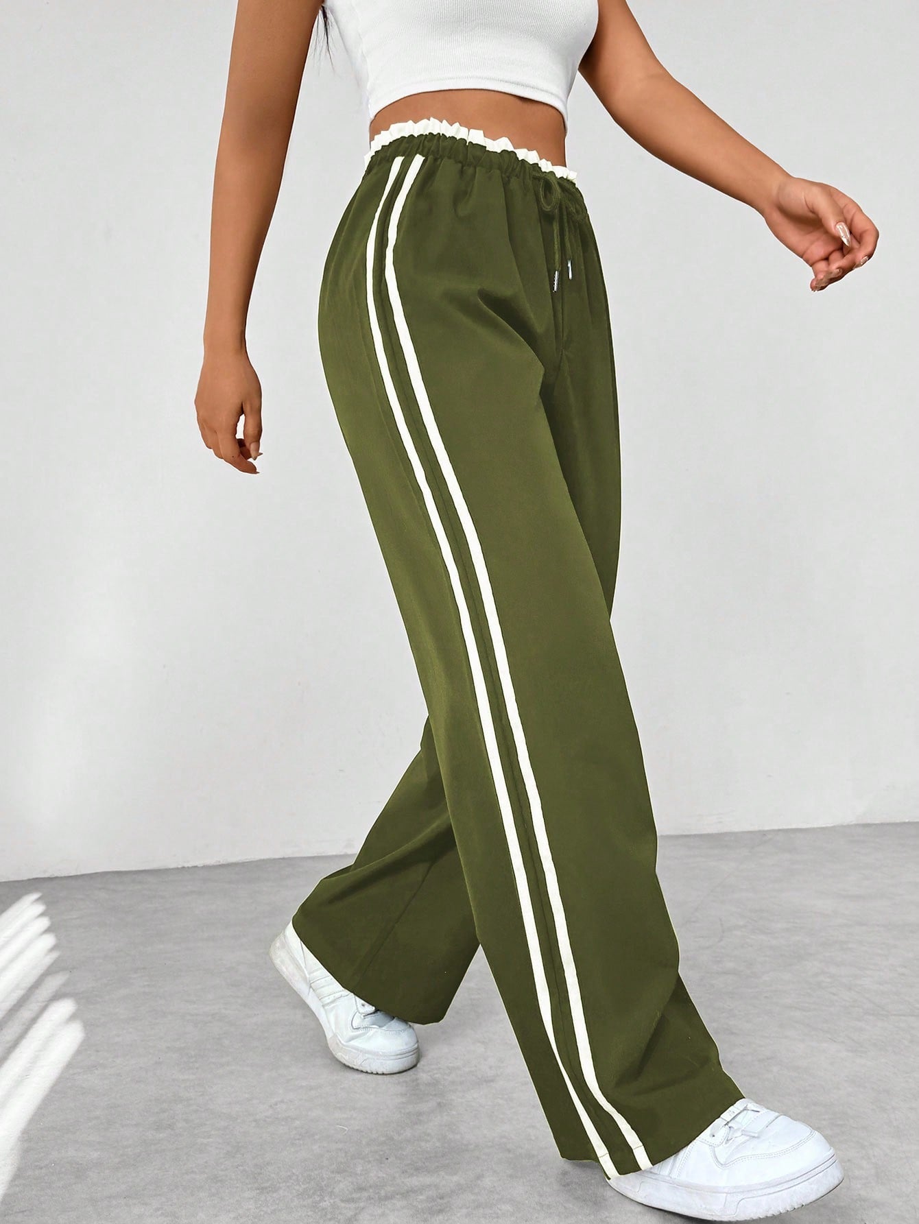 Pantalon large femme, coupe fluide, style sportif chic. - 8