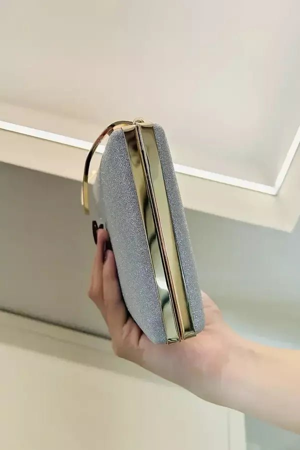 Pochette de soirée élégante au design minimaliste et moderne. - 4