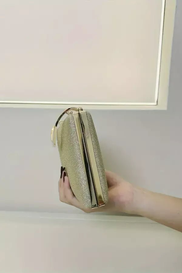 Pochette de soirée élégante au design minimaliste et moderne. - 9