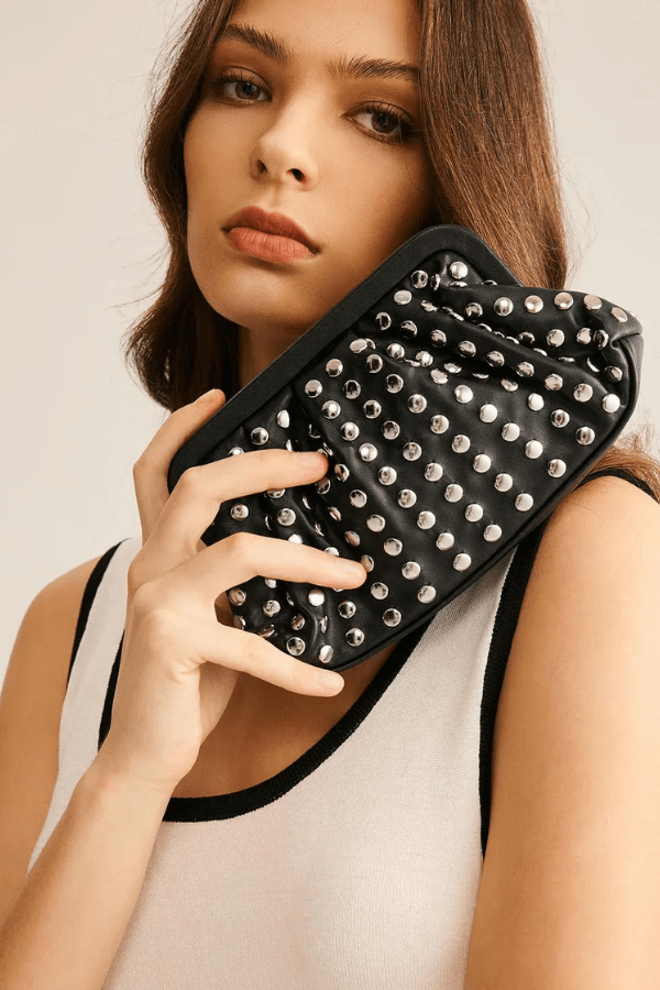 Pochette soirée au design plissé élégant, idéale pour une soirée chic. - 2