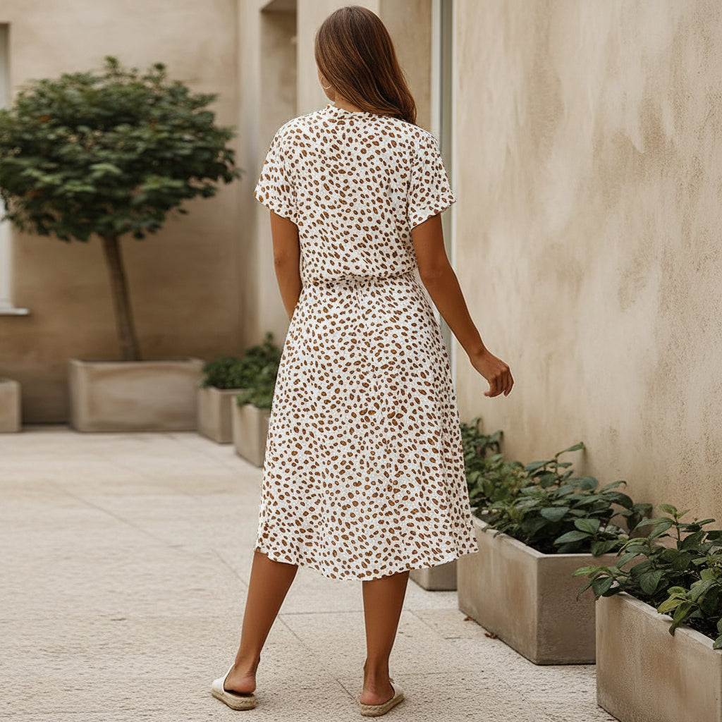 Robe midi élégante à design fluide et imprimé. - 2