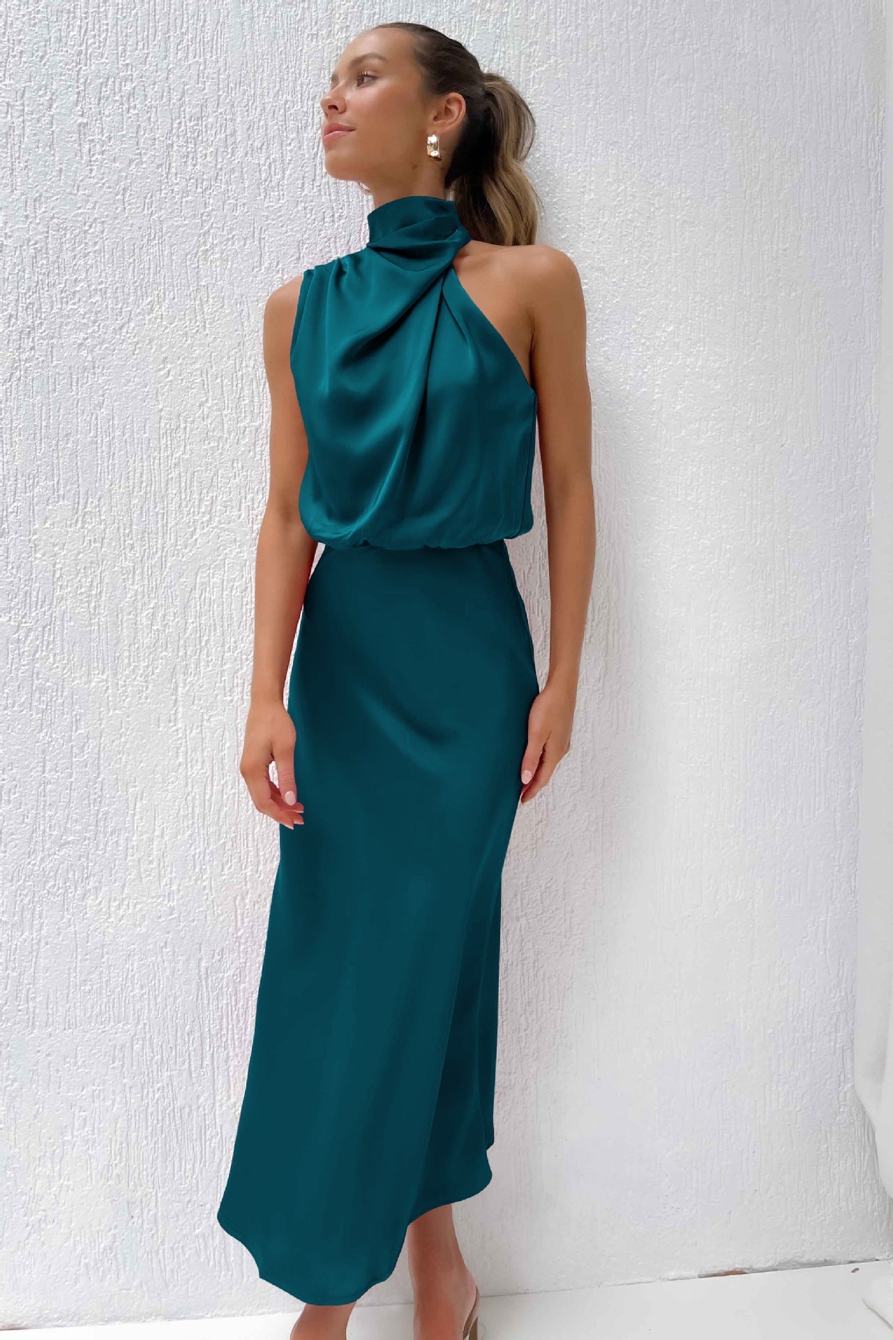 Robe longue femme à col halter élégant, parfaite pour des soirées estivales. - 9