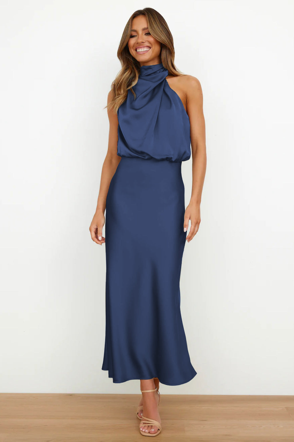 Robe longue femme à col halter élégant, parfaite pour des soirées estivales. - 10