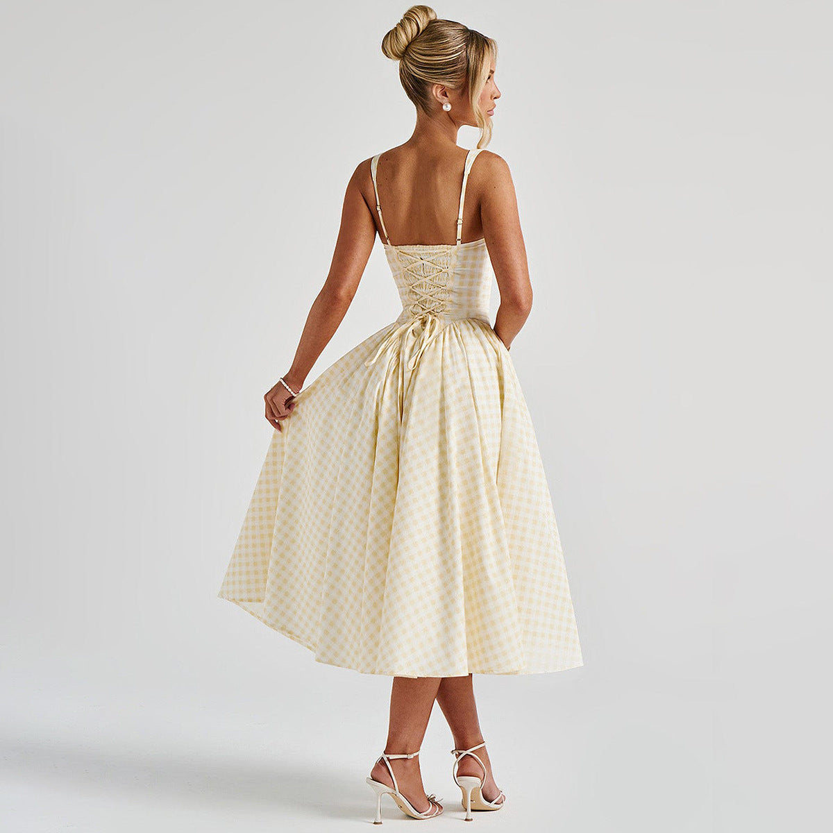 Robe midi femme, coupe princesse, col carré, motif à carreaux élégant. - 3