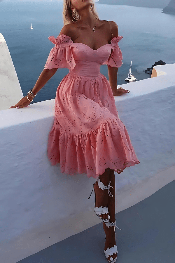 Robe à épaules dénudées, coupe basse avec ourlet à volants, idéale pour une soirée élégante. 0