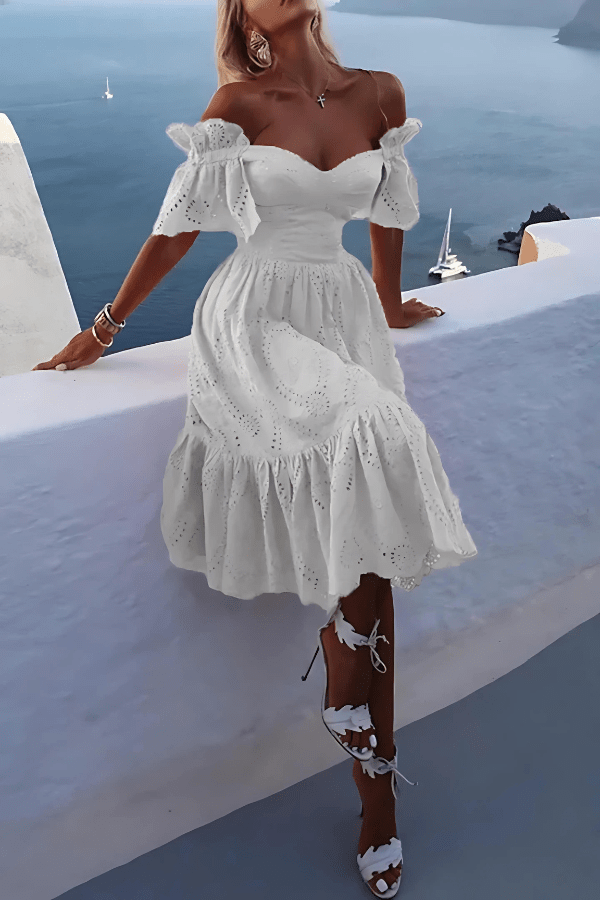 Robe à épaules dénudées, coupe basse avec ourlet à volants, idéale pour une soirée élégante. 2