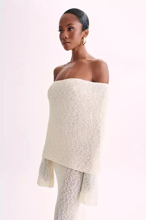 Robe à épaules dénudées, silhouette moderne et élégante. 6
