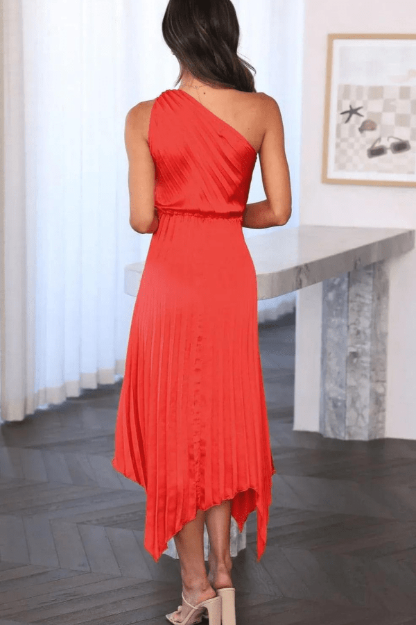 Robe à une épaule, silhouette ajustée élégante. 8