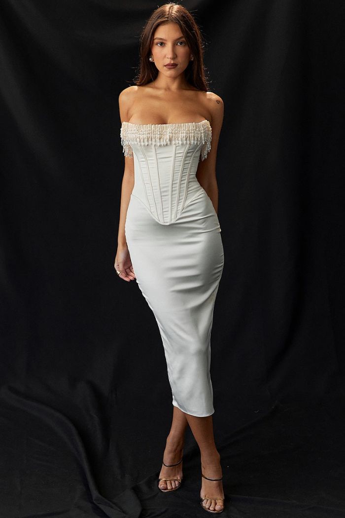 Robe bustier chic, silhouette cintrée, idéale pour des occasions élégantes. 6