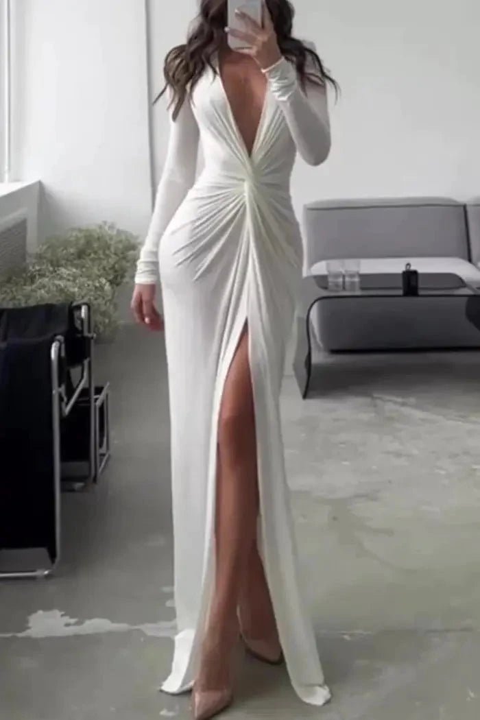 Robe cintrée avec décolleté en V plissé, idéale pour les soirées élégantes. 0