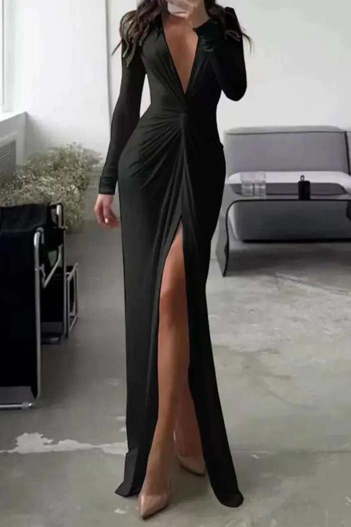 Robe cintrée avec décolleté en V plissé, idéale pour les soirées élégantes. 1