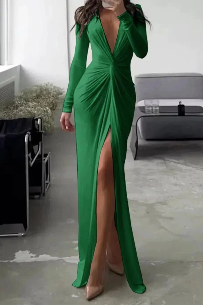 Robe cintrée avec décolleté en V plissé, idéale pour les soirées élégantes. 10
