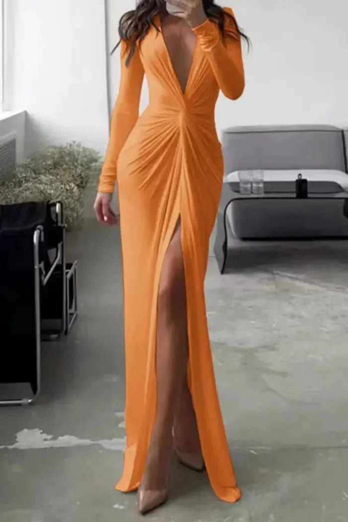 Robe cintrée avec décolleté en V plissé, idéale pour les soirées élégantes. 11