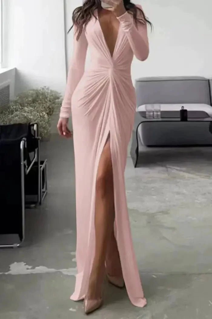 Robe cintrée avec décolleté en V plissé, idéale pour les soirées élégantes. 12