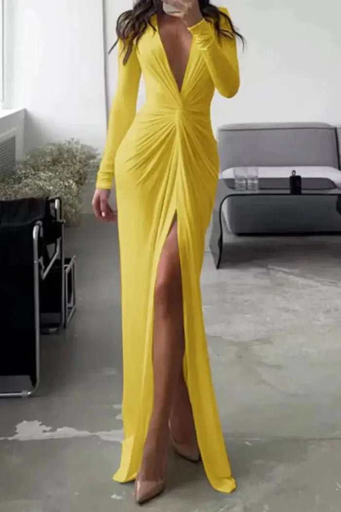 Robe cintrée avec décolleté en V plissé, idéale pour les soirées élégantes. 13