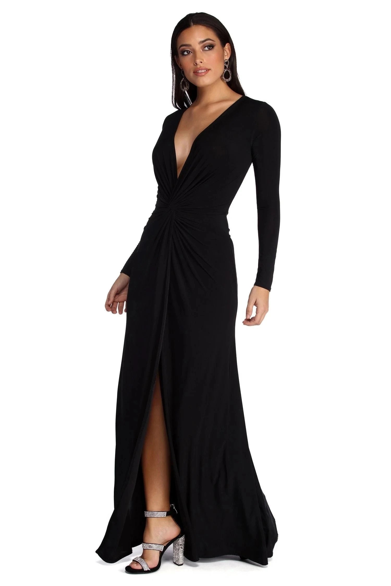 Robe cintrée avec décolleté en V plissé, idéale pour les soirées élégantes. 4