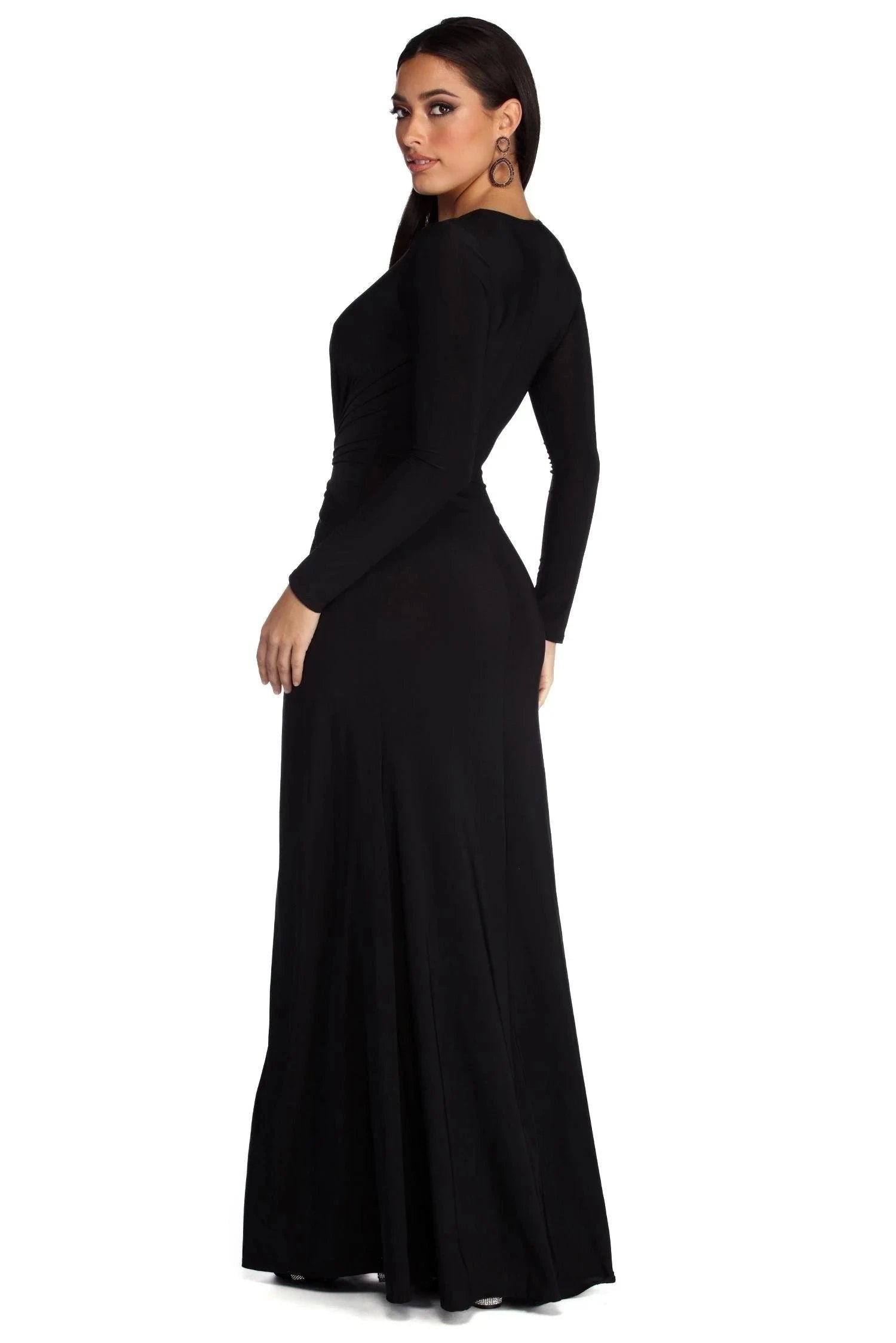 Robe cintrée avec décolleté en V plissé, idéale pour les soirées élégantes. 5