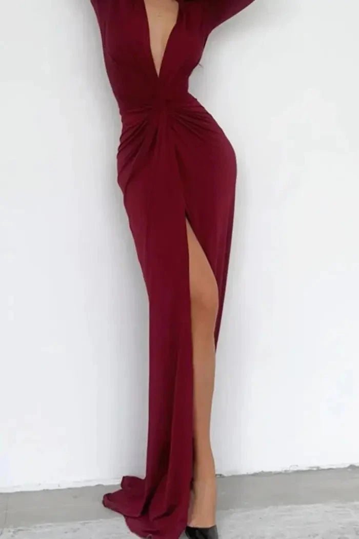 Robe cintrée avec décolleté en V plissé, idéale pour les soirées élégantes. 9
