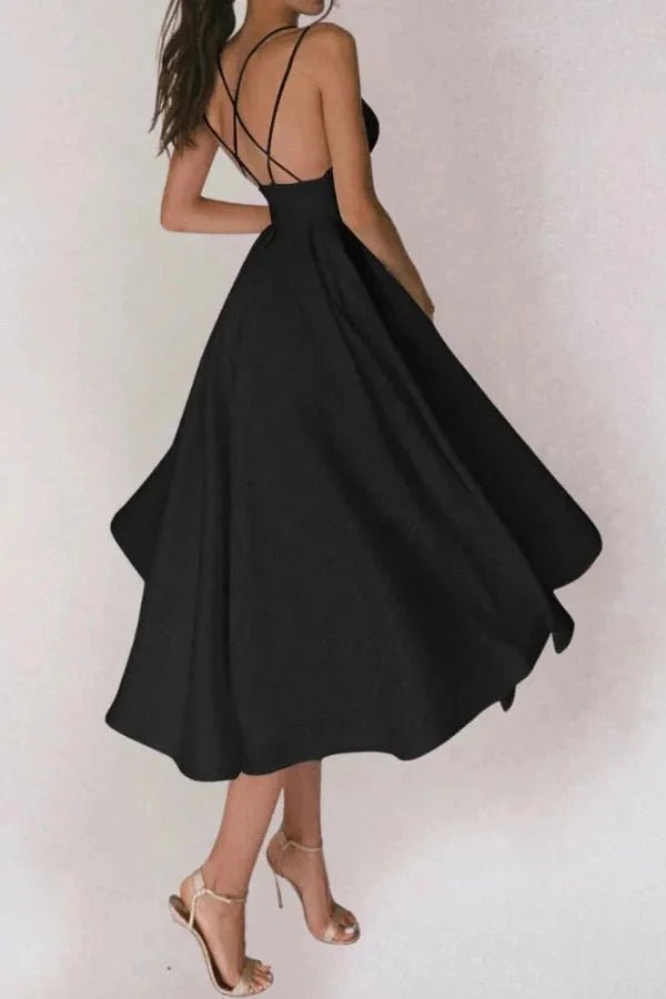 Robe de soirée cintrée avec col en V élégant et bretelles réglables. 1