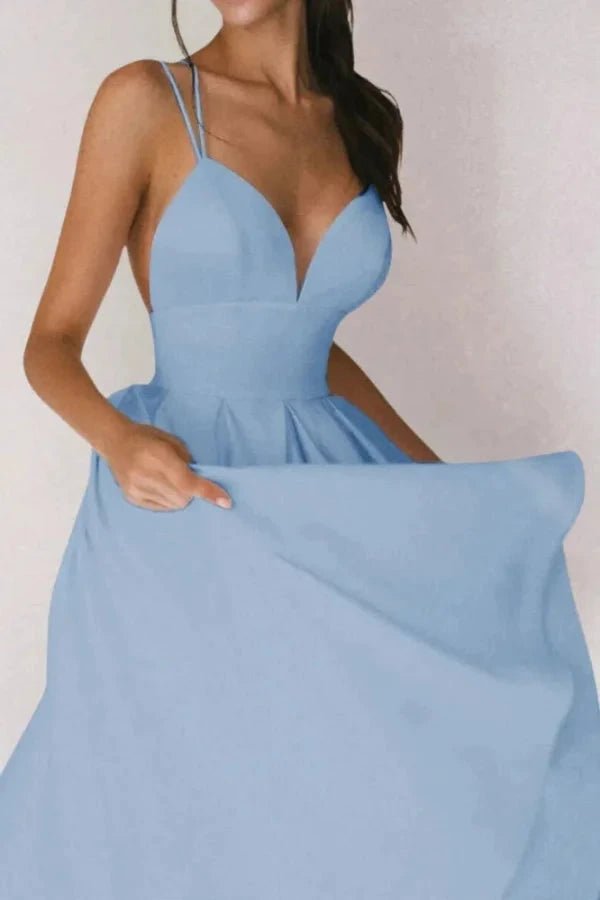 Robe de soirée cintrée avec col en V élégant et bretelles réglables. 9