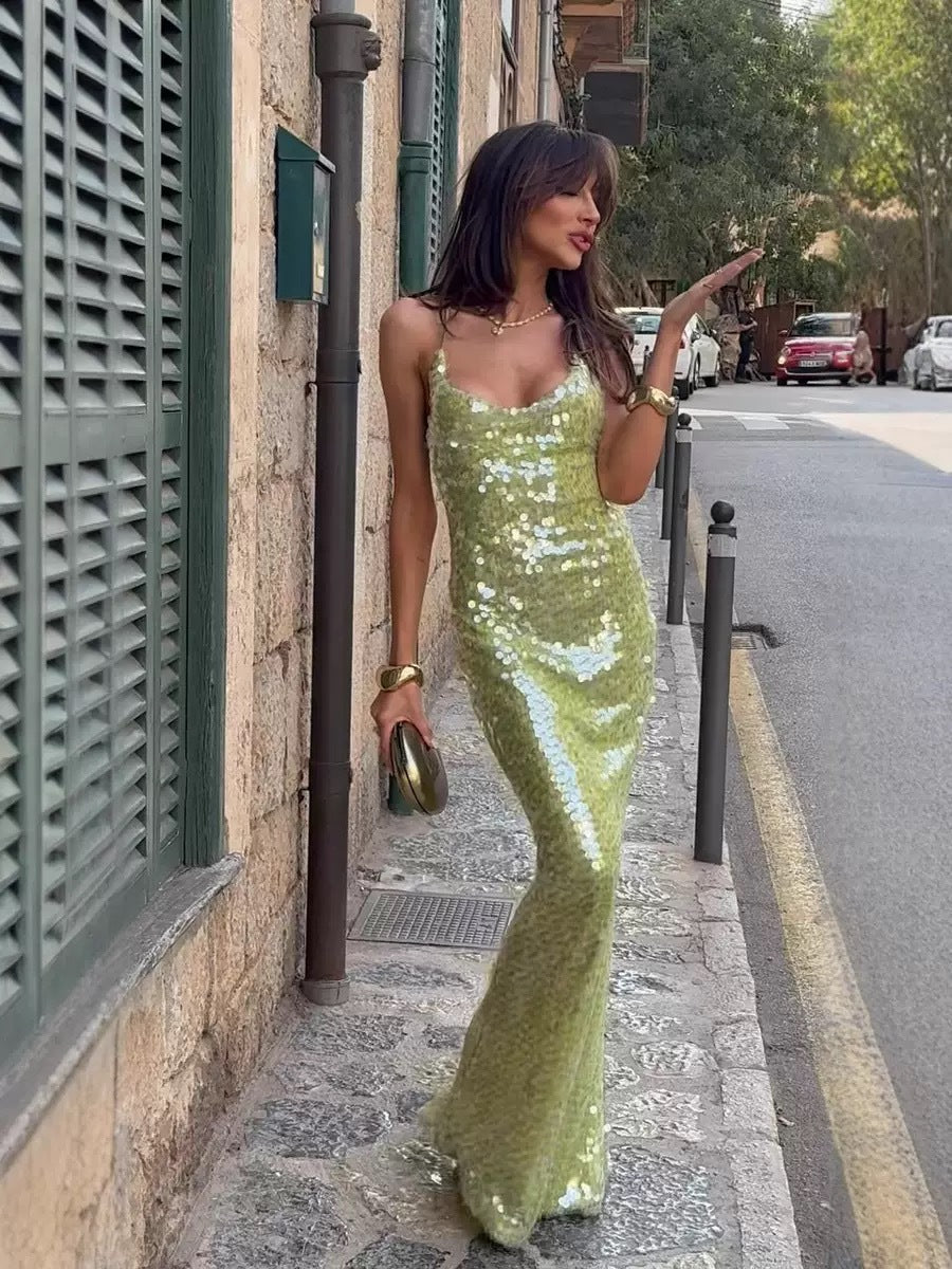 Robe de soirée à décolleté profond et style glamour. - 4