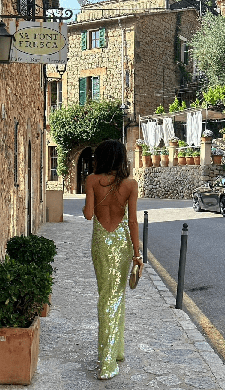 Robe de soirée à décolleté profond et style glamour. - 6