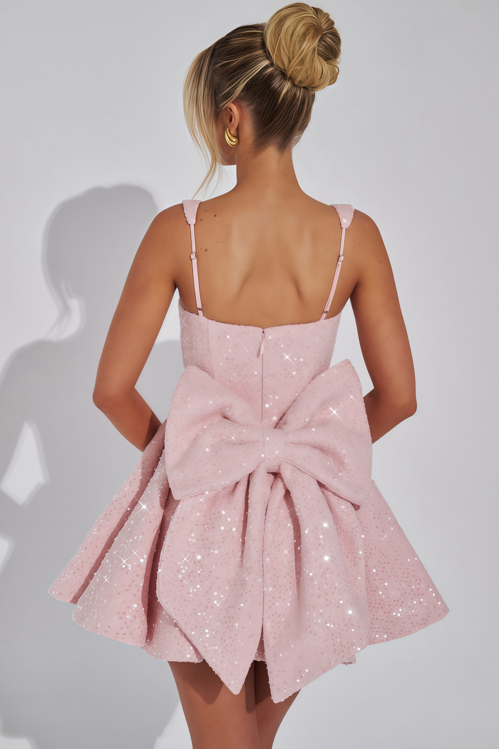 Robe de soirée chic, silhouette mini, encolure carrée. - 2