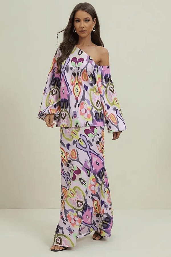Robe de soirée longue élégante avec épaules dénudées et silhouette ajustée. - 1