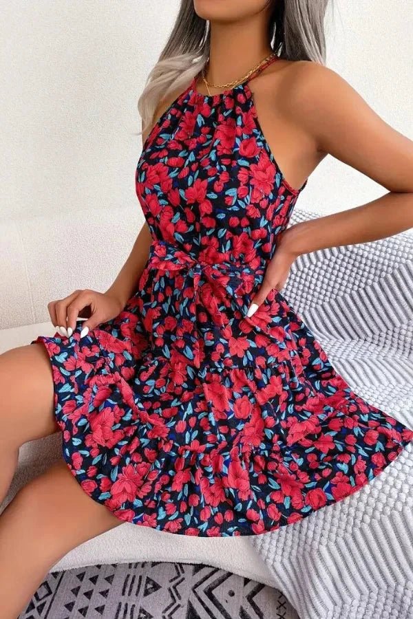 Robe élégante à dos nu avec volants, silhouette fluide. 5