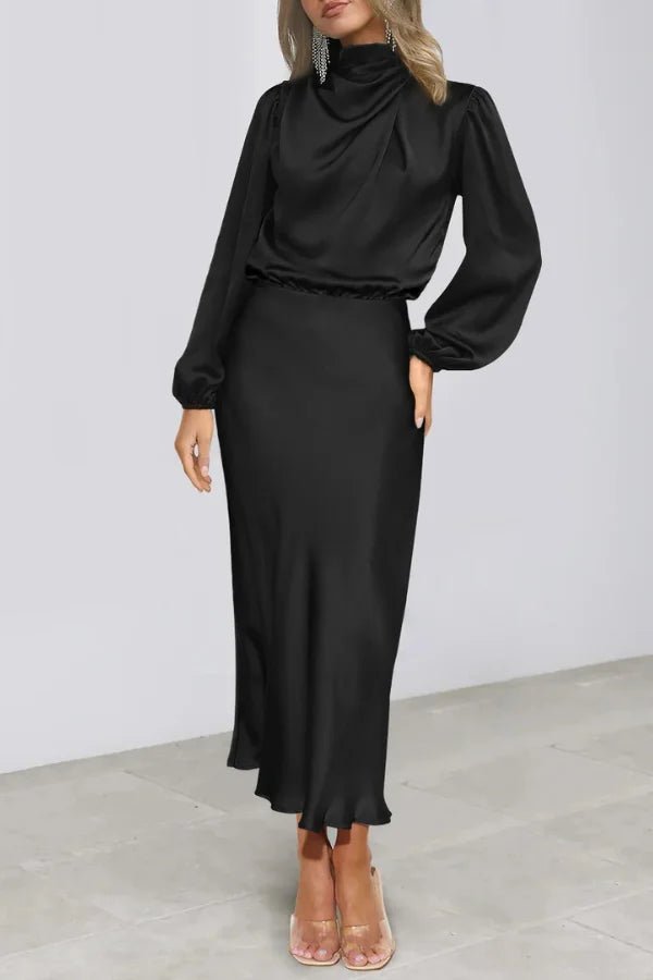 Robe élégante à demi-col roulé avec détails pliés. 0