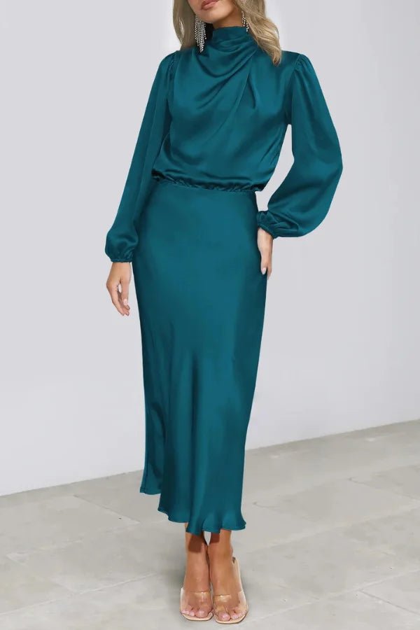 Robe élégante à demi-col roulé avec détails pliés. 12