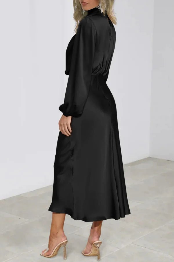Robe élégante à demi-col roulé avec détails pliés. 2