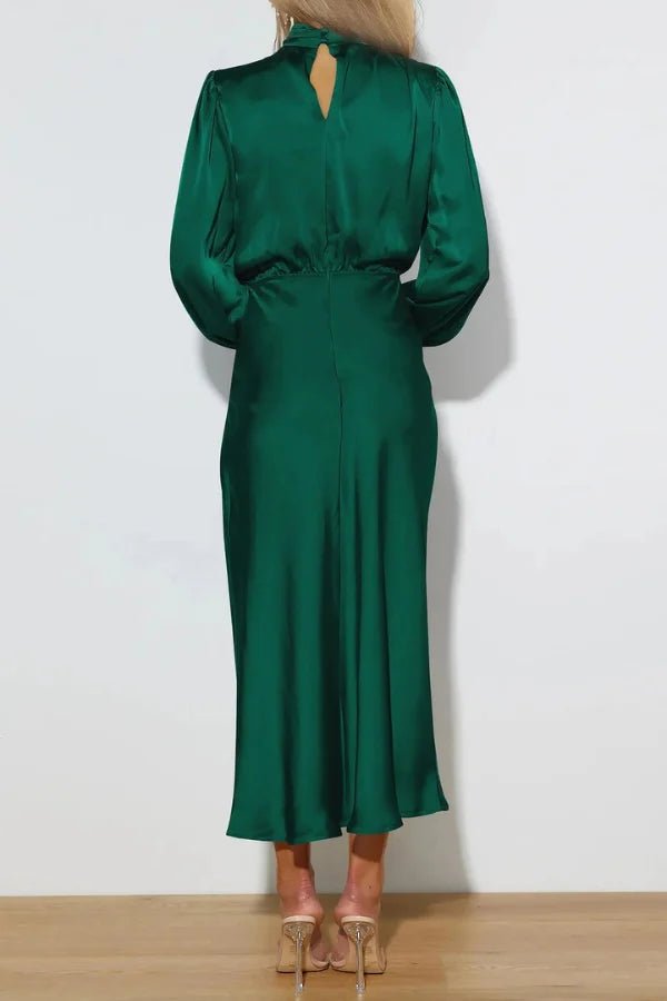 Robe élégante à demi-col roulé avec détails pliés. 7