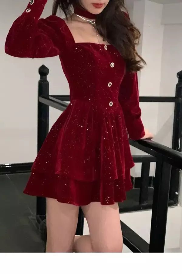 Robe élégante, fluide avec décolleté, idéale pour les occasions formelles. 2
