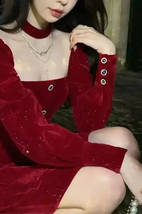 Robe élégante, fluide avec décolleté, idéale pour les occasions formelles. 4