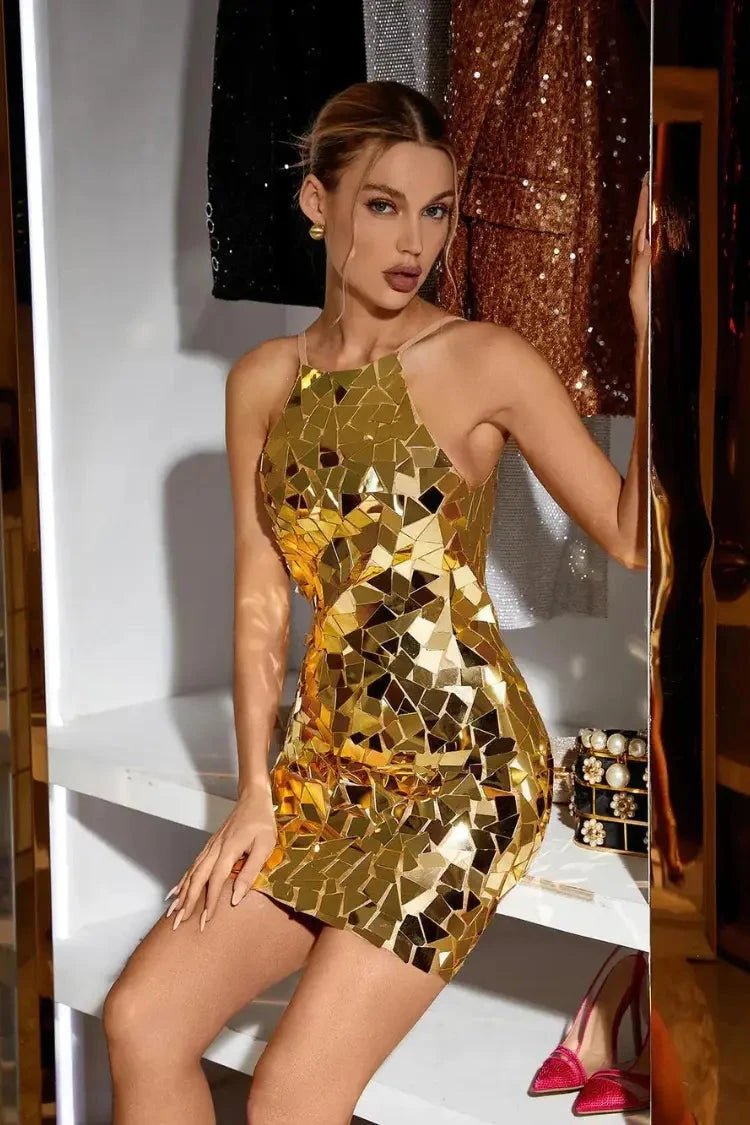 Robe élégante avec une silhouette audacieuse et des embellissements. - 3