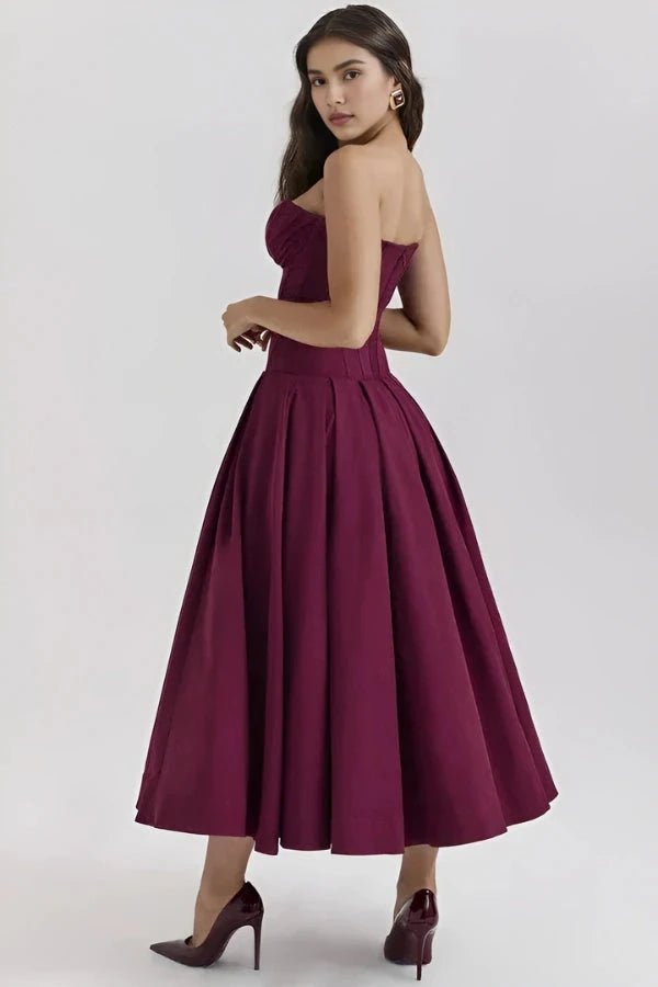 Robe évasée avec corsage sculpté, idéale pour les occasions formelles. 9