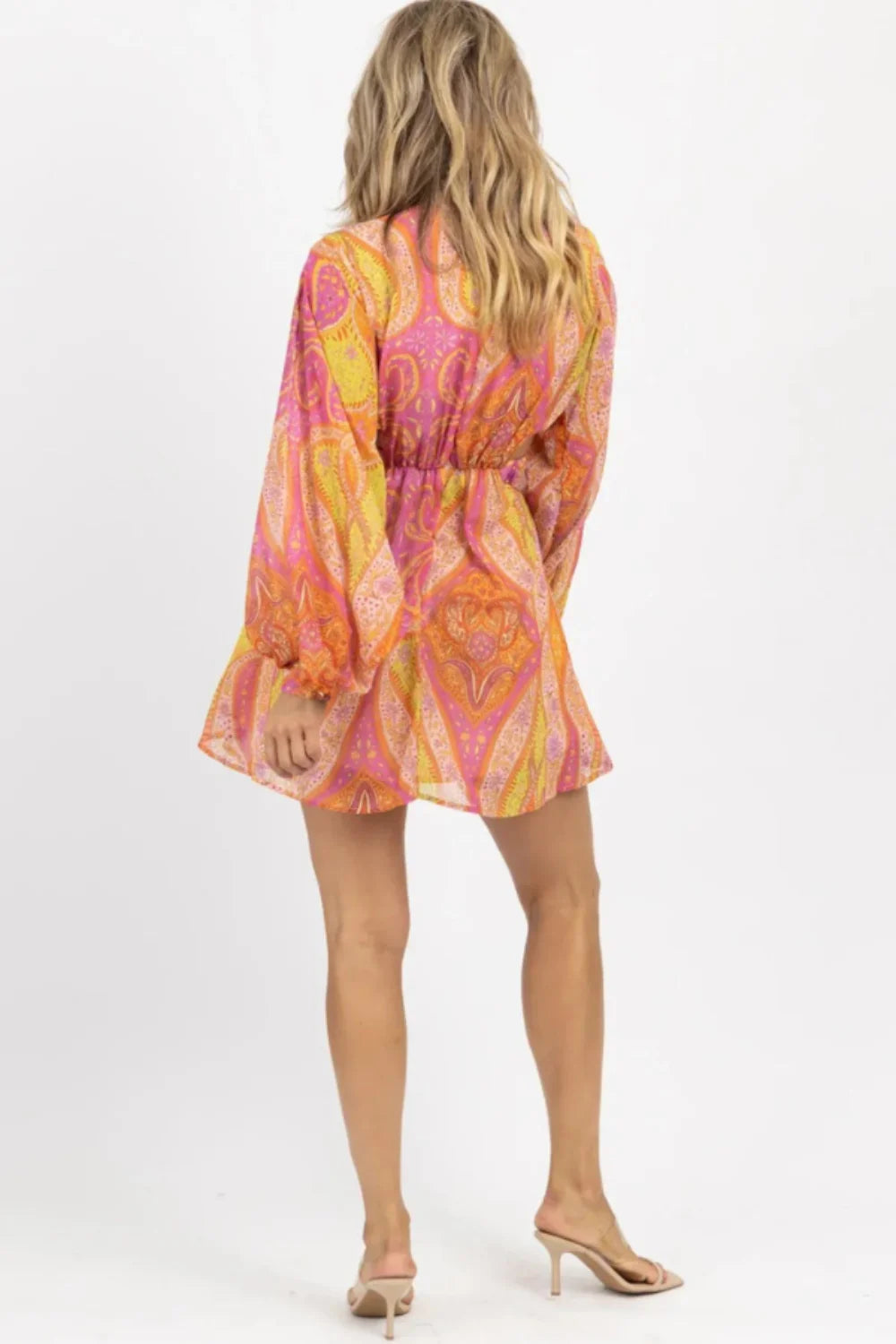 Robe évasée avec décolleté plongeant et manches ballon, élégante. 3