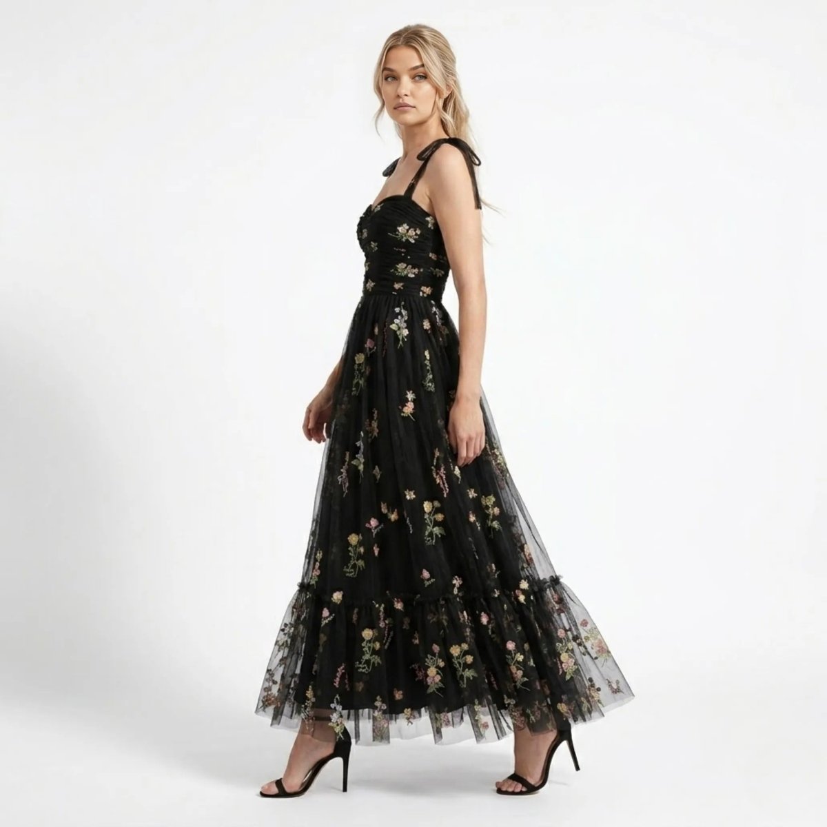 Robe évasée avec des détails floraux brodés. 1