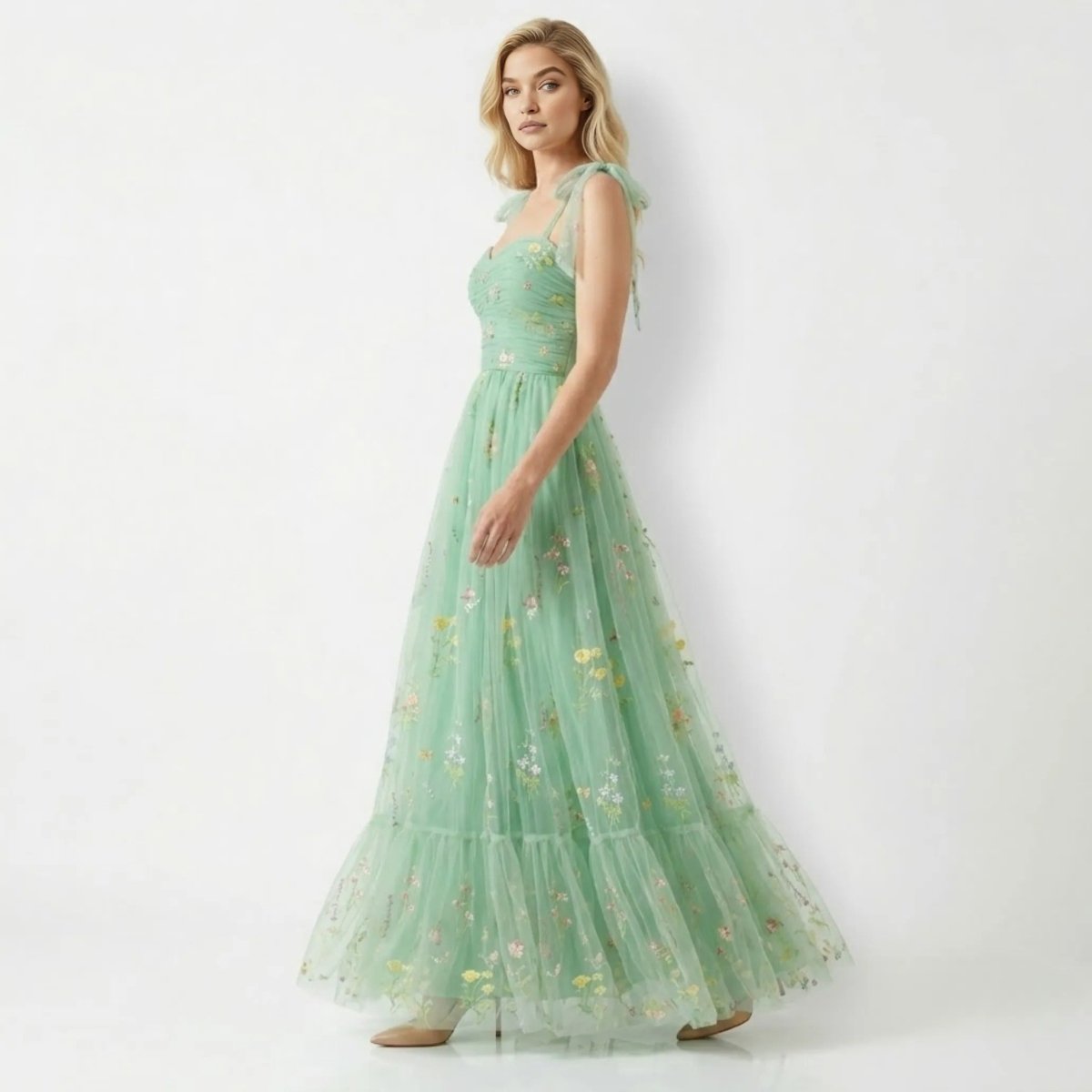 Robe évasée avec des détails floraux brodés. 6