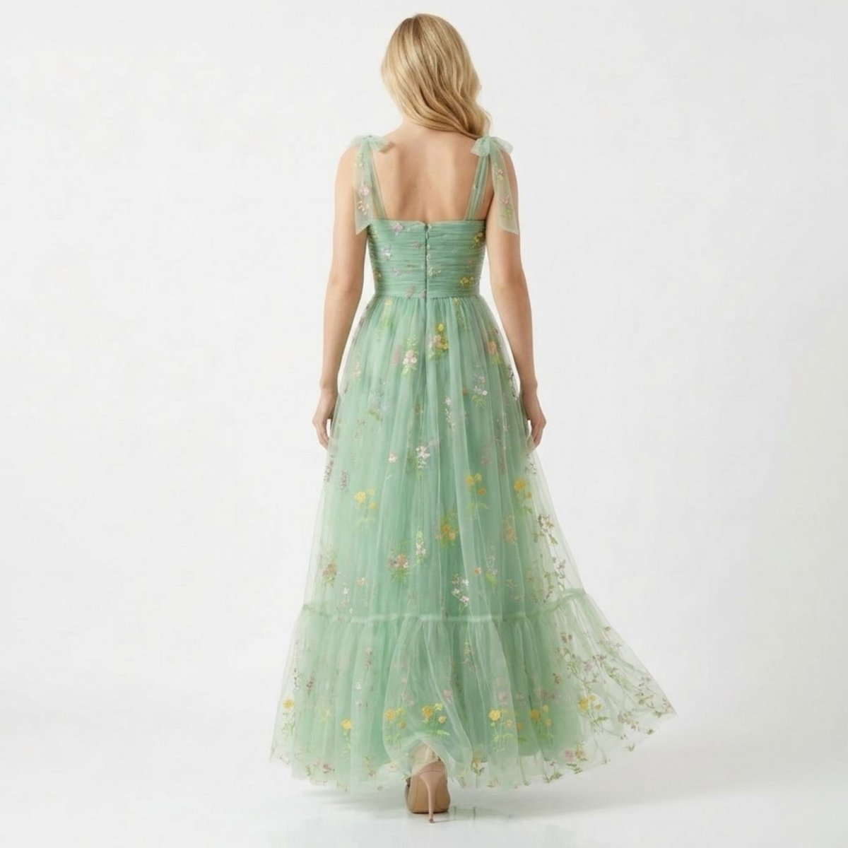 Robe évasée avec des détails floraux brodés. 7
