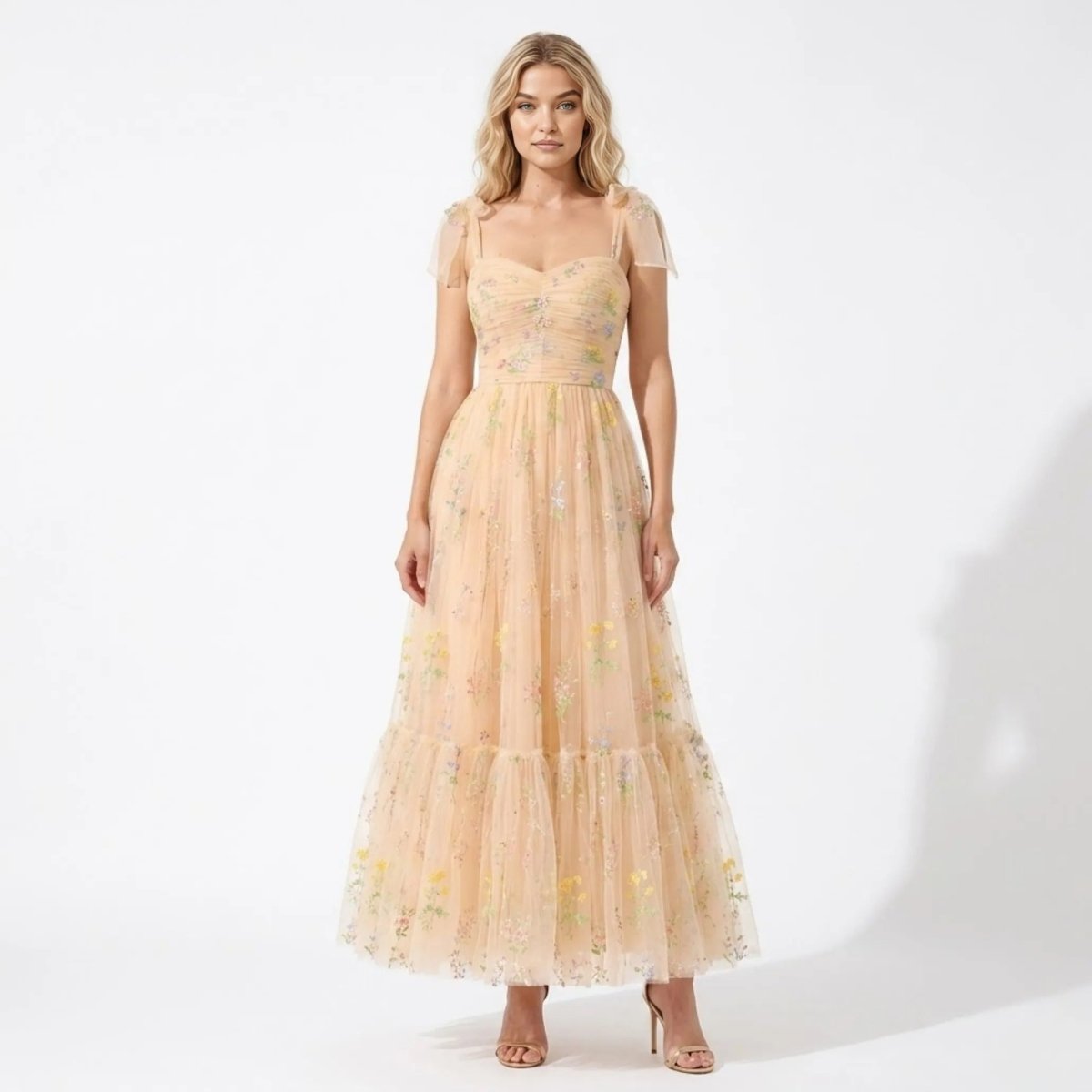 Robe évasée avec des détails floraux brodés. 9