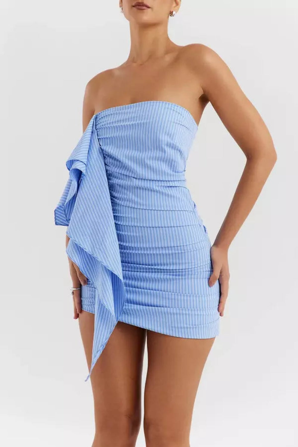 Robe évasée à encolure sans bretelles, ornée de volants. 0
