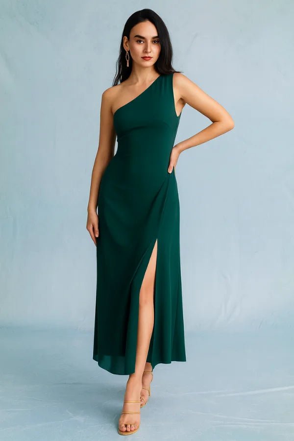 Robe fendue asymétrique, silhouette élégante, parfaite pour une soirée. 0
