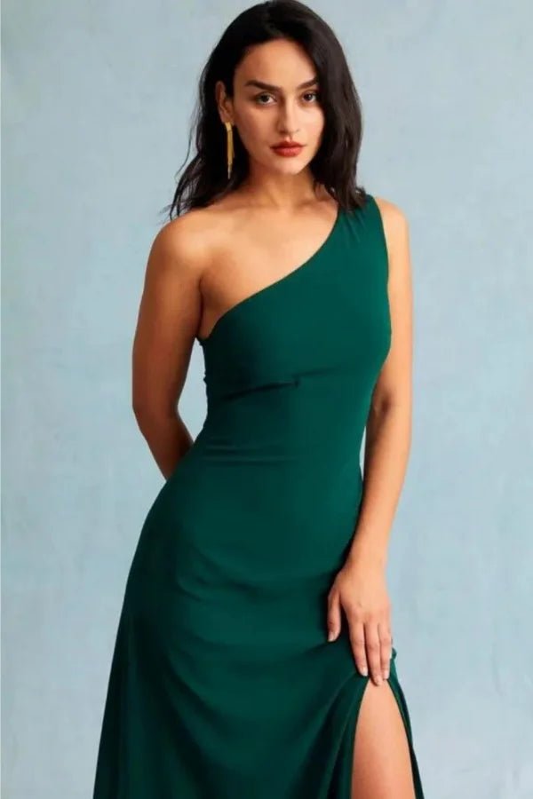 Robe fendue asymétrique, silhouette élégante, parfaite pour une soirée. 2