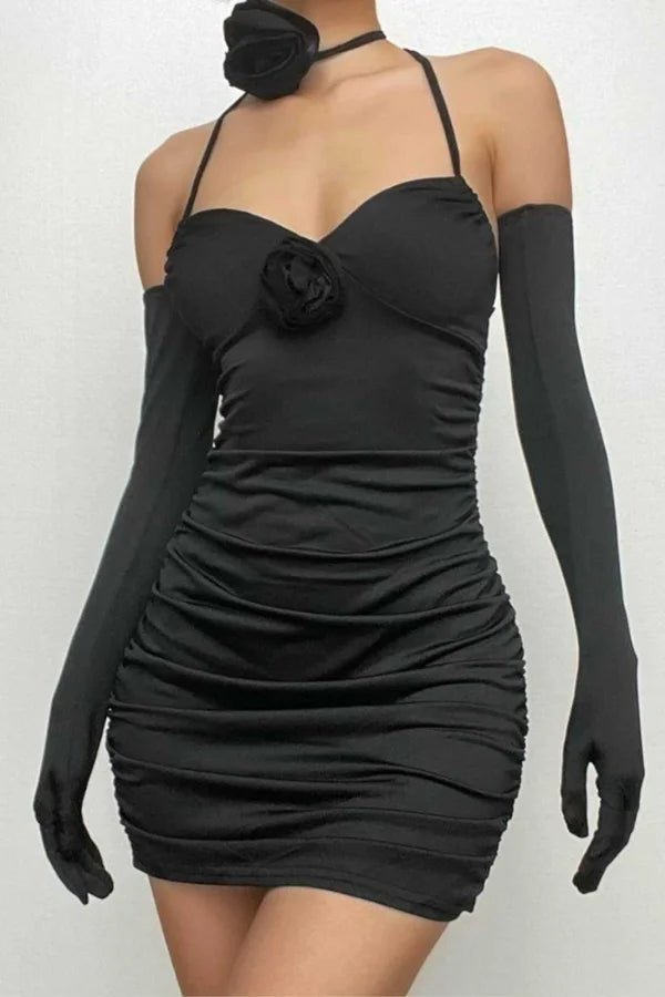 Robe élégante fendue avec silhouette sculptante et tour de cou. 1