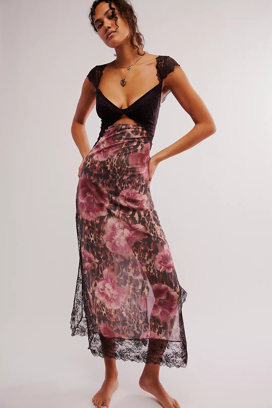 Robe fourreau avec imprimés floraux et détails en dentelle élégante. 15