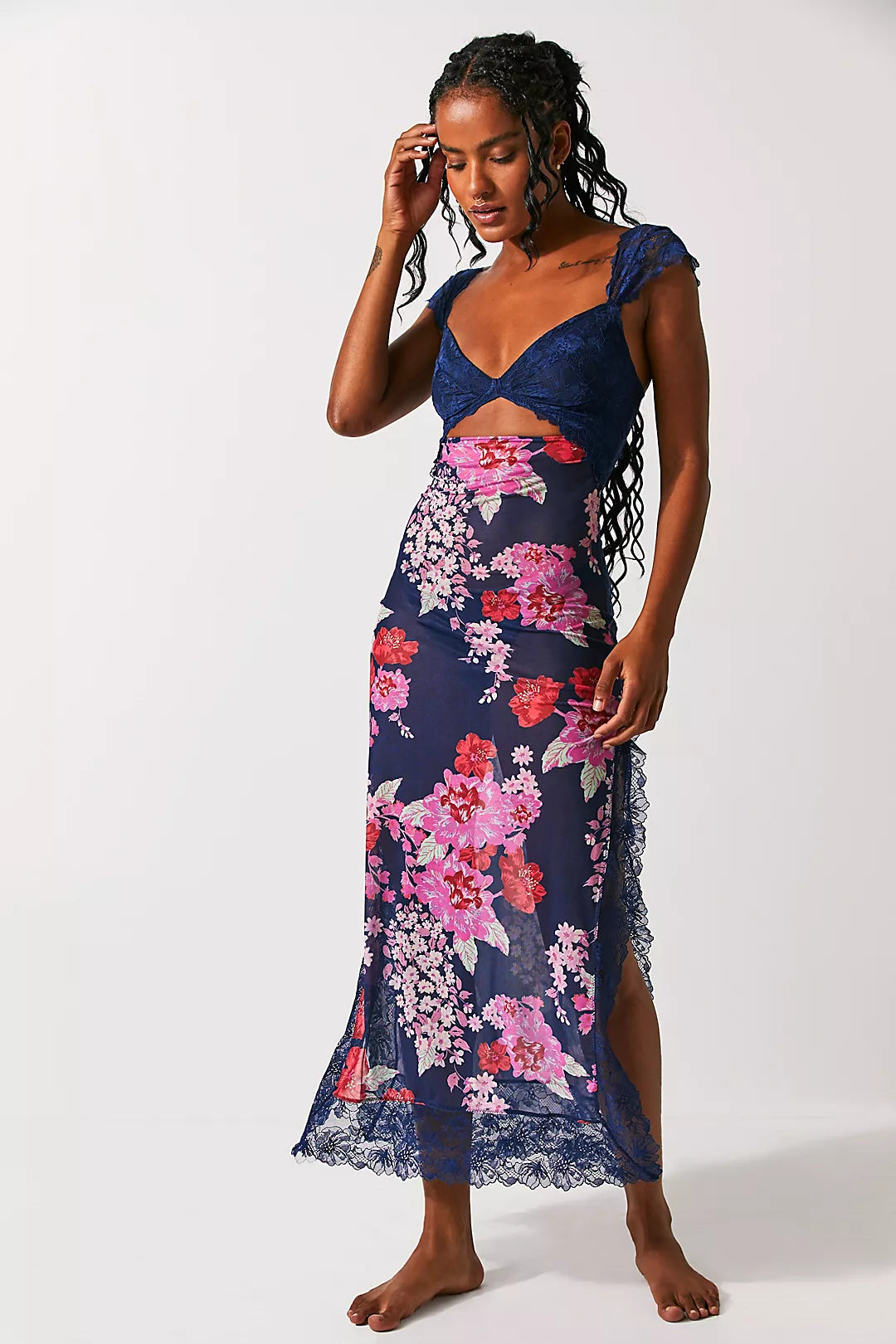 Robe fourreau avec imprimés floraux et détails en dentelle élégante. 16
